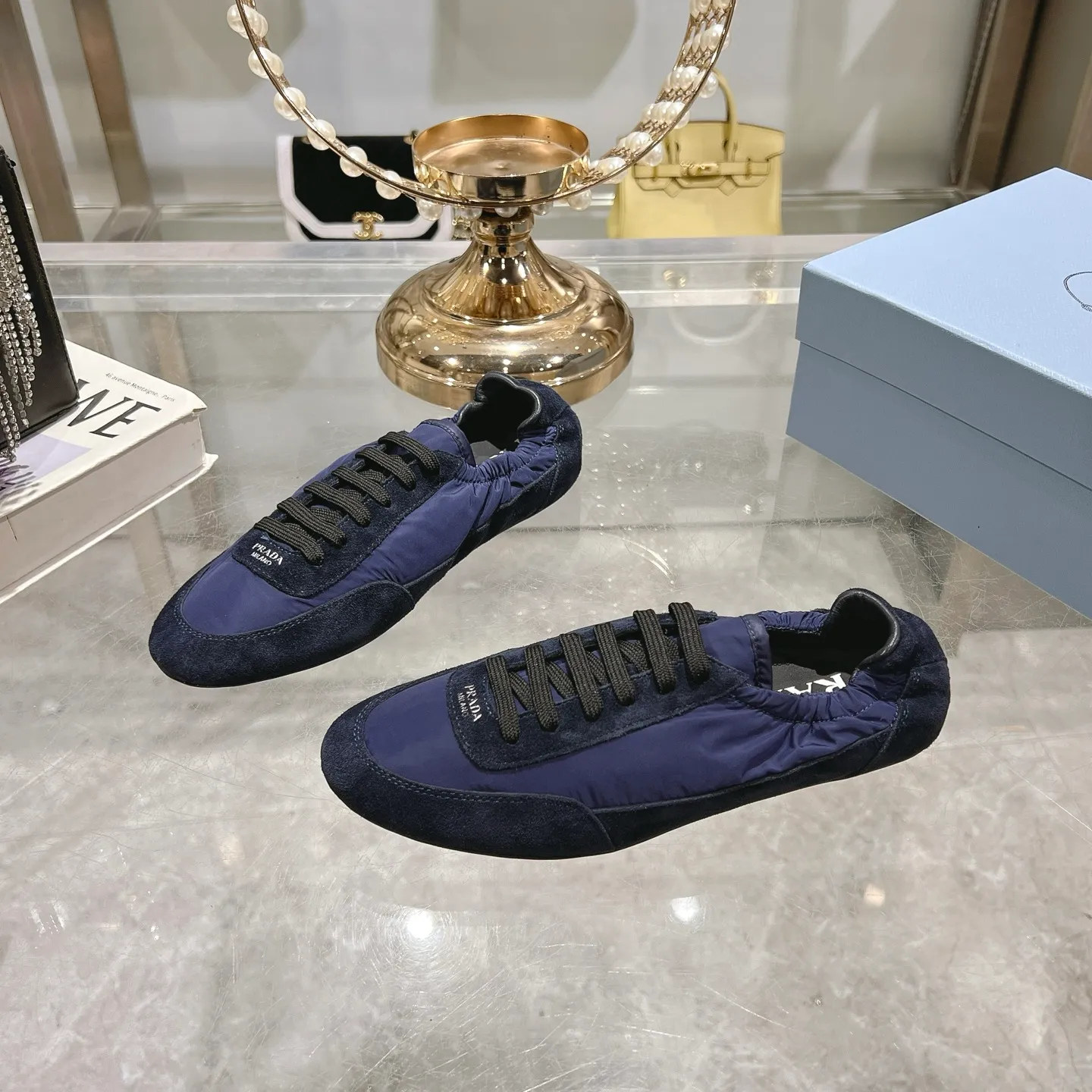 👟👟Ex-factory price 520👟👟Men's size +10 Couple style🎆Prada's new moral training shoes. The upper is suede with texture, and the inner sheepskin is wrapped. It is soft and waxy🎆The insole is thickened with lambskin. It is extremely comfortable to step on, has a sense of support, and feels well wrapped. The shoe shape is full of wrapping, light and easy to wear. A practical casual shoe that makes your legs appear taller! White is clean and refreshing, needed all year round, and can be easily worn with skirts and pants. Upper: imported suede/original molded fabric. Lining: sheepskin. Outsole: rubber outsole! Code number: 35-41 Color: burgundy blue brown green dark green yellow black red gray 9 colors available